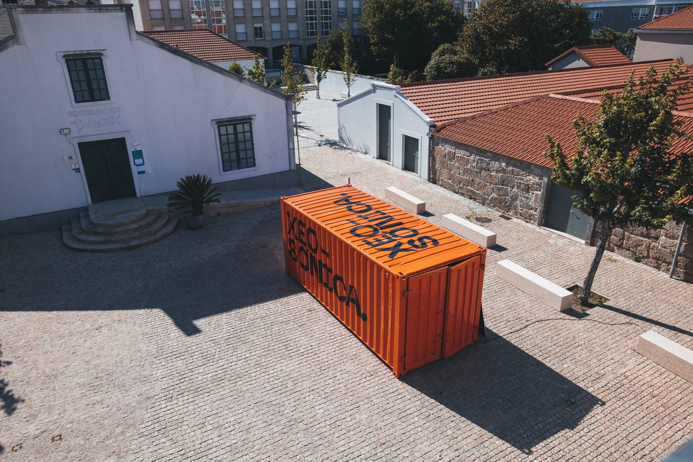 El container de Deslocalizando Xeosónica, en la plaza de la Illa de Arousa