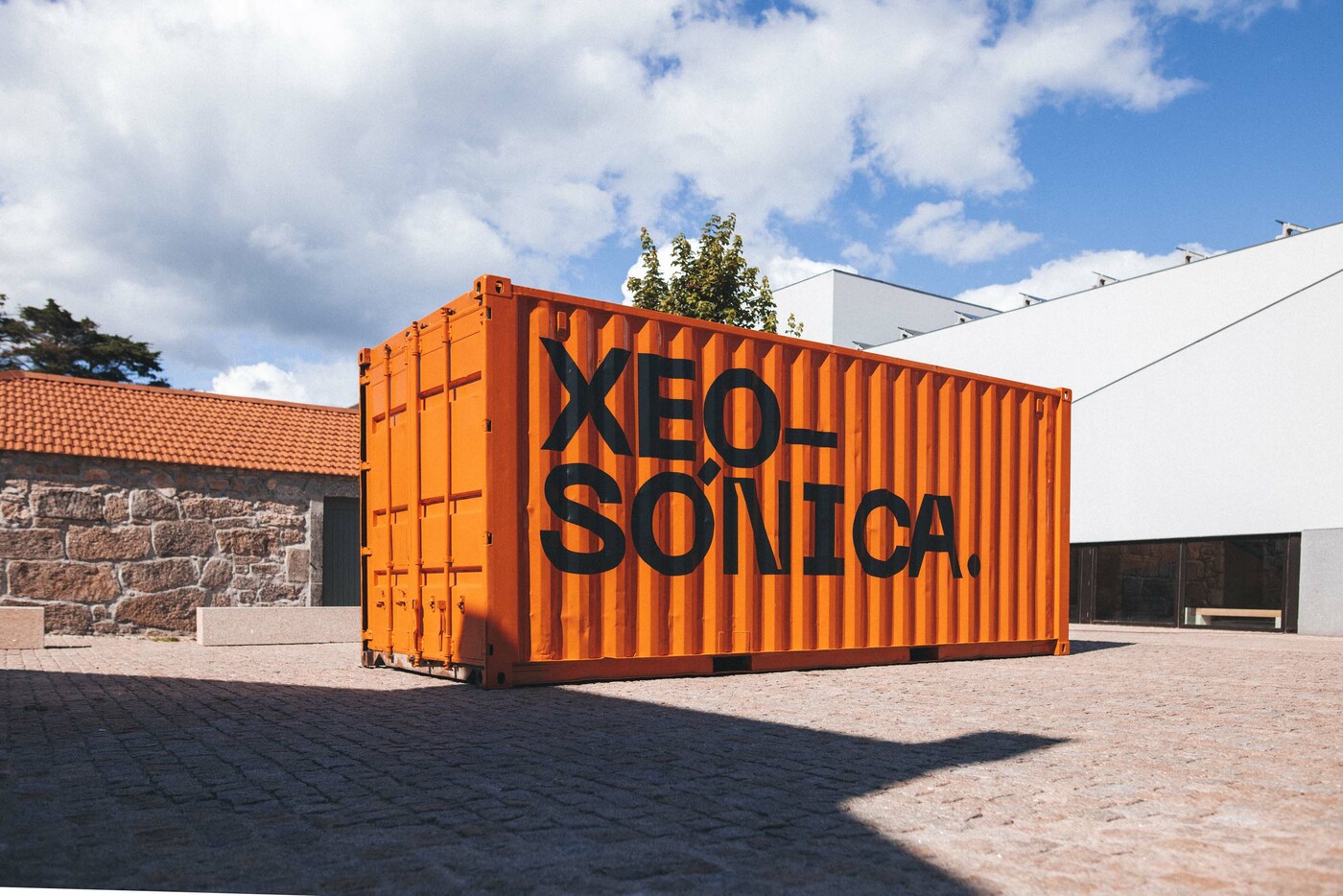 El container de Deslocalizando Xeosónica, en la plaza de la Illa de Arousa